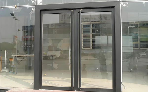 乌什玻璃地弹门