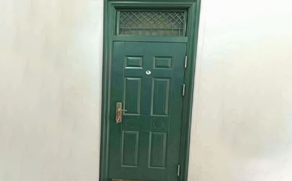 乌什学校教室门