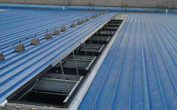 某城市大型商业综合体中庭乌什排烟窗工程