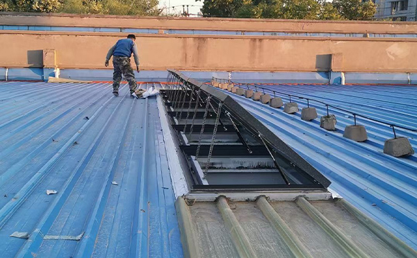 某区域性物流仓储中心乌什排烟窗系统安装项目