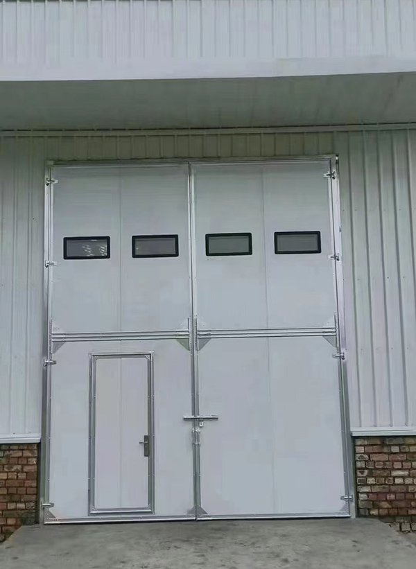 乌什工业门在设备装配车间出入口的实施记录 乌什工业门在设备装配车间出入口的实施记录